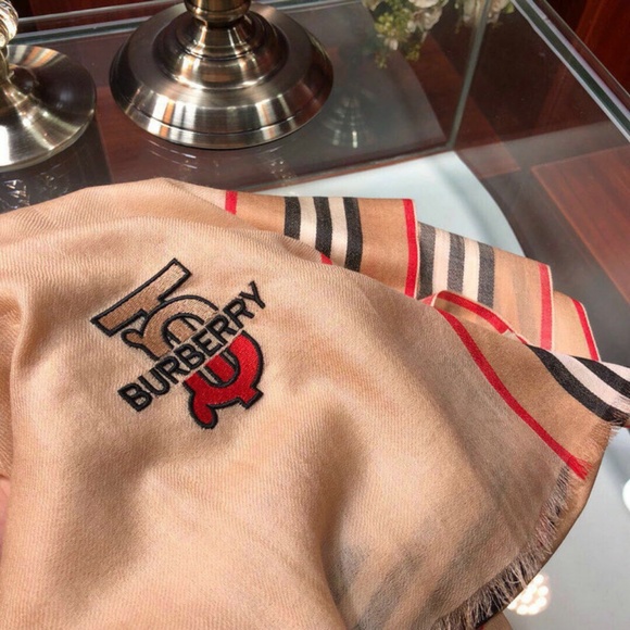 BURBERRY   scarf - Picture 7 of 8